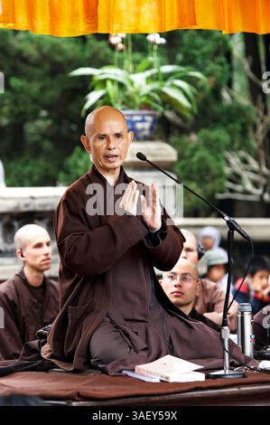 27 febbraio 2005; Hue, Vietnam; il Venerabile Maestro Zen THICH NHAT HANH parla con una folla impaziente alla pagoda Thien Mu. Hanh, 79 anni, torna in Vietnam dopo che un divieto di 40 anni (posto nel 1966) è stato revocato. Hanh è un rispettato poeta, studioso e attivista per la pace e i diritti umani. Foto Stock