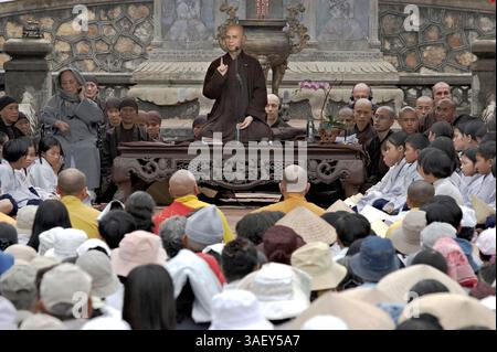 27 febbraio 2005; Hue, Vietnam; il Venerabile Maestro Zen THICH NHAT HANH parla con una folla impaziente alla pagoda Thien Mu. Hanh, 79 anni, torna in Vietnam dopo che un divieto di 40 anni (posto nel 1966) è stato revocato. Hanh è un rispettato poeta, studioso e attivista per la pace e i diritti umani. Foto Stock