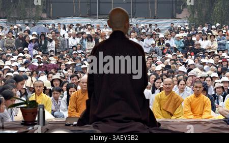 27 febbraio 2005; Hue, Vietnam; il Venerabile Maestro Zen THICH NHAT HANH parla con una folla impaziente alla pagoda Thien Mu. Hanh, 79 anni, torna in Vietnam dopo che un divieto di 40 anni (posto nel 1966) è stato revocato. Hanh è un rispettato poeta, studioso e attivista per la pace e i diritti umani. Foto Stock