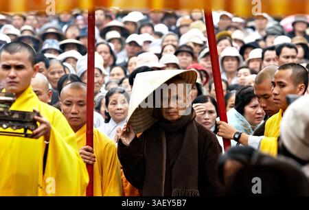 27 febbraio 2005; Hue, Vietnam; il Venerabile Maestro Zen THICH NHAT HANH visita la pagoda Thien Mu. Hanh, 79 anni, torna in Vietnam dopo che un divieto di 40 anni (posto nel 1966) è stato revocato. Hanh è un rispettato poeta, studioso e attivista per la pace e i diritti umani. Foto Stock