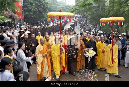 27 febbraio 2005; Hue, Vietnam; il Venerabile Maestro Zen THICH NHAT HANH visita la pagoda Thien Mu. Hanh, 79 anni, torna in Vietnam dopo che un divieto di 40 anni (posto nel 1966) è stato revocato. Hanh è un rispettato poeta, studioso e attivista per la pace e i diritti umani. Foto Stock