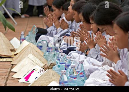 27 febbraio 2005; Hue, Vietnam; i giovani devoti pregano prima di mangiare alla pagoda Thien Mu. Foto Stock