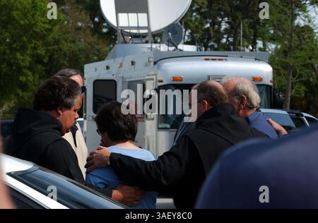 31 marzo 2005; Pinellas Park, Florida, Stati Uniti; BOB e MARY SCHINDLER sono scortati all'Hospice House of Woodside a Pinellas Park, Florida, il 31 marzo 2005 dal fratello PAUL o'DONNELL. Poco dopo è stato annunciato che la loro figlia Terri Schiavo è morta alle 9:05 DEL MATTINO. Il loro figlio Bobby, la figlia Suzanne e l'amico di famiglia padre Frank Pavone sono stati scortati dalla stanza dieci minuti prima che Terry morisse. Credito obbligatorio: Foto di Kelly Owen/ZUMA Press. (©) Copyright 2005 di Kelly Owen Foto Stock