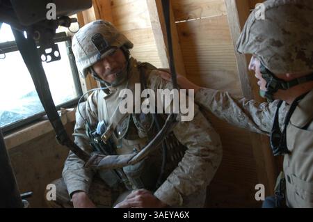 27 marzo 2005; AR Ramadi, Iraq; tenente della Marina AARON T. MILLER, (a destra) cappellano del 1st Battalion, 5th Marine Regiment, augura buona Pasqua a Lance Cpl. RICHARD D. POULIS, 26, di Houston e un mitragliere con 2nd Squad, 4th Platoon, compagnia B, 1st Battalion, 5th Marines, mentre lui mans fa da guardia al posto di osservazione 295 qui. L'uomo di Dio di 32 anni di Redlands, California, visitò i marines delle cinque compagnie del battaglione di fanteria di cui predicò un servizio pasquale affrettato e servì la Santa Comunione. Lo sforzo, che durò più di sei ore, richiese a Miller di viaggiare in sette diversi Foto Stock
