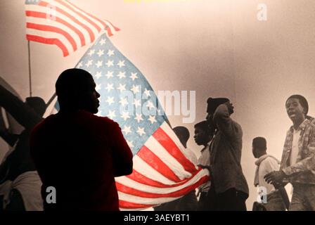 7 marzo 2015 - l'America celebra il 50° anniversario di tre marce da Selma a Montgomery del 1965 che facevano parte del movimento per i diritti di voto di Selma che ha portato all'approvazione della legge sui diritti di voto. Il 7 marzo 1965, il primo marzo, i soldati dello stato dell'Alabama si precipitarono sul gruppo all'Edmund Pettis Bridge e li batterono a Selma ferendo dozzine, questa è nota come "Bloody Sunday". Nella foto - 22 marzo 2014 - Memphis, Tennessee, Stati Uniti - Un uomo si staglia contro una mostra che racconta la seconda marcia da Selma a Montgomery di 54 miglia. (Immagine di credito: © Lynden Steele/TNS/ZUMAPRESS.com) Foto Stock