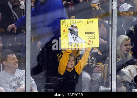 7 marzo 2015: Un fan dei Boston Bruins regge un poster durante il secondo periodo di una partita della NHL tra i Philadelphia Flyers e i Boston Bruins al TD Garden di Boston, Massachusetts. Anthony Nesmith/Cal Sport Media (immagine di credito: © Anthony Nesmith/Cal Sport Media/ZUMAPRESS.com) Foto Stock
