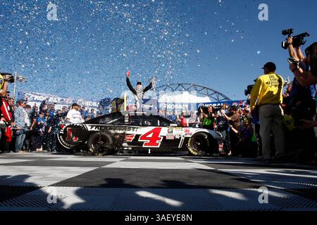 8 marzo 2015 - Las Vegas, NV, Stati Uniti - Las Vegas, NV - 08 marzo 2015: Kevin Harvick (4) vince il Kobalt Tools 400 al Las Vegas Motor Speedway di Las Vegas, NV. (Immagine di credito: © ASP/Cal Sport Media/ZUMAPRESS.com) Foto Stock