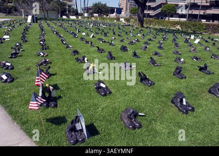 15 marzo 2005; Long Beach, Stati Uniti; file di stivali militari sono in lontananza alla mostra "Eyes Wide Open" al Lincoln Park di Long Beach, CALIFORNIA, 15 marzo 2005. La mostra, sponsorizzata dall'American Friends Service Committee, contiene un paio di stivali per ciascuno dei 1518 militari americani persi in Iraq. Un'esposizione parallela di scarpe da uomo, donna e bambino sul prato rappresenta una frazione dei civili iracheni uccisi durante la guerra. Foto Stock