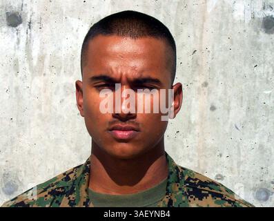 4 dicembre 2004; Fallujah, Iraq; Lance Cpl. GEORGE PAYTON, un leader di squadra con 3rd Platoon, compagnia K, 3rd Battalion, 5th Marine Regiment, fu colpito tre volte e subì una gamba sinistra tagliata durante un'esplosione di granata mentre sgombrava una casa di insorti a Fallujah, Iraq, 14 novembre, durante l'operazione al Fajr. Payton, 21 anni, nativo di Culver City, California, era stato in Iraq da settembre a sostegno dell'operazione Iraqi Freedom II Foto Stock