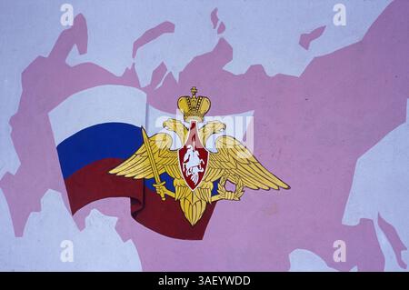 24 novembre 2004; Pyatigorsk, Stavropol, RUSSIA; l'aquila a due teste si trovava contro una mappa della Russia, in mostra al di fuori dell'ufficio militare di Pyatigorsk, nella regione del Caucaso della Russia meridionale. Come simbolo di stato, l'aquila a due teste apparve per la prima volta in Russia nel XV secolo. L'aquila a due teste rimase il simbolo della monarchia russa e dello Stato russo per più di quattrocento anni fino alla rivoluzione d'ottobre del 1917, e riconquistò il suo status nel 1993 secondo l'ordine del presidente Eltsin il 30 novembre 1993. Foto Stock