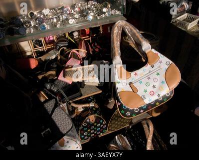 19 dicembre 2004; Venice Beach, CA, USA; borse e accessori di moda Louis Vuitton contraffatti - prodotti realizzati esattamente come i prodotti di marca originali e venduti a ata una frazione del costo di vendita sulla tavola a Venice, California. I turisti acquistano borse firmate false da Gucci, Prada e Louis Vuitton da venditori ambulanti. Il commercio di contraffazioni illegali è un problema comune in tutto il mondo. Foto Stock