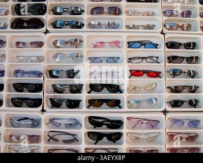 19 dicembre 2004; Venice Beach, CA, USA; occhiali da sole in vendita sul lungomare di Venezia. Bicchieri di ogni tonalità in vendita. Ogni estate i turisti si recano a Venezia per andare in bicicletta lungo la costa, prendere le onde o la terra. Foto Stock