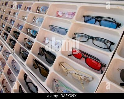 19 dicembre 2004; Venice Beach, CA, USA; occhiali da sole in vendita sul lungomare di Venezia. Bicchieri di ogni tonalità in vendita. Ogni estate i turisti si recano a Venezia per andare in bicicletta lungo la costa, prendere le onde o la terra. Foto Stock