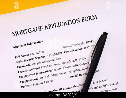 Modulo di domanda di mutuo con informazioni personali e sul lavoro, accanto a una penna, che suggerisce il processo di richiesta di un prestito a domicilio Foto Stock