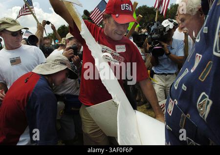 27 agosto 2005; Crawford, Texas, Stati Uniti; Glen Chadwick di Houston, Texas, distrugge un segno di un manifestante non ricercato alla manifestazione per il Presidente Bush. Credito obbligatorio: Foto di Renee C. Byer/Sacramento Bee/ZUMA Press. (©) Copyright 2005 di Sacramento Bee Foto Stock