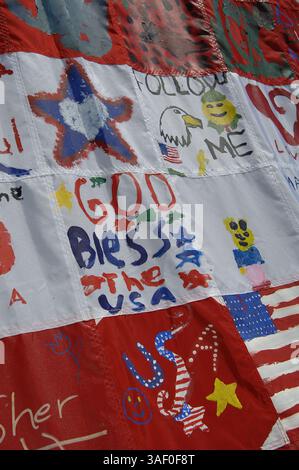 27 agosto 2005; Crawford, Texas, Stati Uniti; pannelli di una grande bandiera fatti da famiglie di soldati schierati da Fort Benning in Georgia. Credito obbligatorio: Foto di David Bailey/ZUMA Press. (©) Copyright 2005 di David Bailey Foto Stock