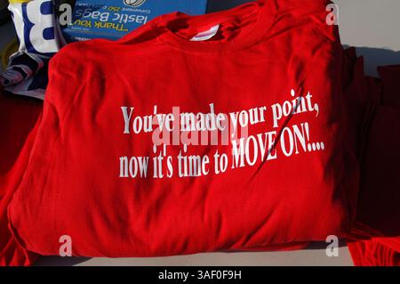 27 agosto 2005; Crawford, Texas, Stati Uniti; i tifosi Pro Bush hanno offerto t-shirt in vendita esortando Cindy Sheehan a lasciare il suo campo vicino alla casa estiva di Bush. Credito obbligatorio: Foto di Peter A. Silva/ZUMA Press. (©) Copyright 2005 di Peter A. Silva Foto Stock