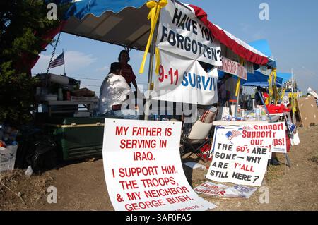 27 agosto 2005; Crawford, Texas, Stati Uniti; i sostenitori del Pro Bush si sono riuniti di fronte a Camp Casey, dove Cindy Sheehan si è accampata per la prima volta, e hanno chiamato il loro sito "Camp Reality". Credito obbligatorio: Foto di Peter A. Silva/ZUMA Press. (©) Copyright 2005 di Peter A. Silva Foto Stock