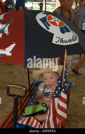 27 agosto 2005; Crawford, Texas, Stati Uniti; WINSTON LAGENGREN, di tre anni, è stato uno dei più giovani sostenitori di Pro Bush al grande raduno di sabato a Crawford. Credito obbligatorio: Foto di Peter A. Silva/ZUMA Press. (©) Copyright 2005 di Peter A. Silva Foto Stock