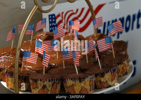 27 agosto 2005; Crawford, Texas, Stati Uniti; cupcake patriottici in vendita fuori da un negozio di souvenir nella casa estiva del presidente Bush. Credito obbligatorio: Foto di Peter A. Silva/ZUMA Press. (©) Copyright 2005 di Peter A. Silva Foto Stock