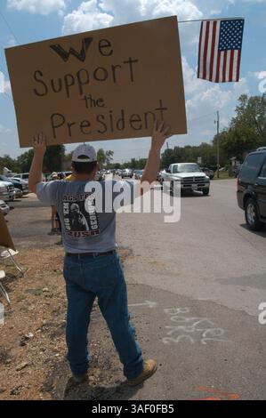 27 agosto 2005; Crawford, Texas, Stati Uniti; i sostenitori del Pro Bush si sono riuniti per le strade di Crawford. Credito obbligatorio: Foto di Peter A. Silva/ZUMA Press. (©) Copyright 2005 di Peter A. Silva Foto Stock