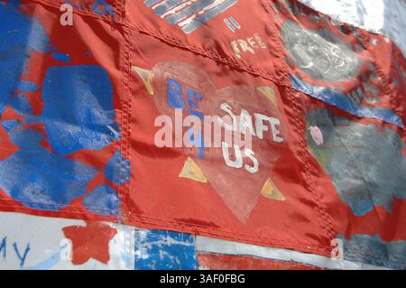 27 agosto 2005; Crawford, Texas, Stati Uniti; pannelli di una grande bandiera fatti da famiglie di soldati schierati da Fort Benning in Georgia. Credito obbligatorio: Foto di David Bailey/ZUMA Press. (©) Copyright 2005 di David Bailey Foto Stock