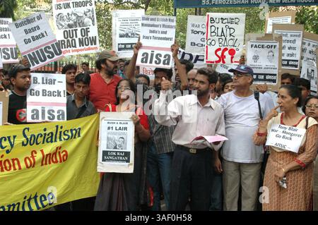 7 settembre 2005; nuova Delhi, INDIA; attivisti dei partiti e delle organizzazioni della sinistra indiana tengono cartelli e gridano slogan mentre protestano contro la visita in India del primo ministro britannico Tony Blair a nuova Delhi il 7 settembre 2005. Credito obbligatorio: Foto di TC Malhotra/ZUMA Press. (©) Copyright 2005 di TC Malhotra Foto Stock