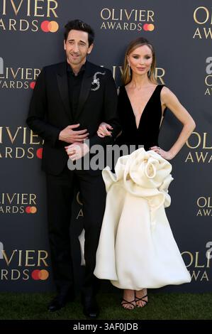 Adrien Brody e Georgina Chapman partecipano agli Olivier Awards 2025 alla Royal Albert Hall di Londra, Inghilterra. Foto Stock