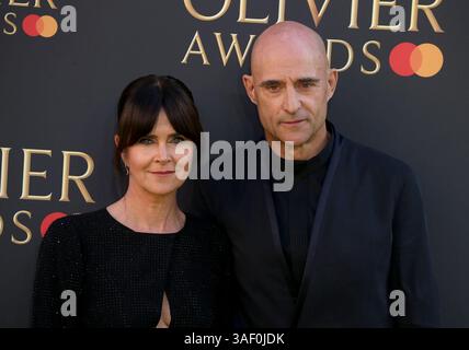 Liza Marshall e Mark strong partecipano agli Olivier Awards 2025 alla Royal Albert Hall di Londra, Inghilterra. Foto Stock