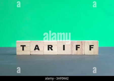 Tariffa, messaggio su blocchi di legno quadrati. Foto Stock