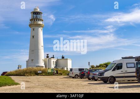 28 luglio 2024: Flamborough Head, East Yorkshire, Regno Unito - Faro e parcheggio a Flamborough Head in una soleggiata mattinata d'estate. Foto Stock