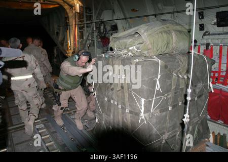 16 aprile 2005; al Asad, Iraq; i Marines del Marine Aerial Refueler Transport Squadron 252 preparano più di 22.000 libbre di carico per un atterraggio il 16 aprile. Questa fu la prima consegna aerea di merci di successo da quando il KC-130J arrivò qui a febbraio. Questo segnò anche la prima consegna aerea di combattimento per il modello J. L'airdrop misurava sei carichi di camion per un valore di rifornimenti, il che significa che più di 12 marine non dovevano rischiare le operazioni dei convogli. Credito obbligatorio: Foto di LCpl. Andrew D. Pendrack/DOD/ZUMA Press. (©) Copyright 2005 di US DOD Photo Foto Stock