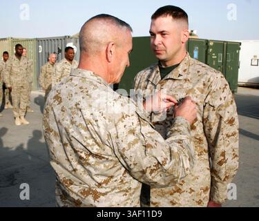 21 aprile 2005; al Asad, Iraq; tenente generale MARTIN R. BERNDT, U.S. Marine Corps Forces, comandante Atlantico, Pins a Navy and Marine Corps Achievement Medal on Lance Cpl. WESLEY M. STAPELMAN, un tecnico di sistemi di dati assegnato al Dipartimento dei sistemi informativi dell'aviazione del Marine Aviation Logistics Squadron 26 (rinforzato). Stapelman, a Great Falls, Montan., nativo, sta rinforzando MALS-26 su MALS-13 dalla Marine Corps Air Station, Yuma, Ariz. Credito obbligatorio: Foto del sergente Juan Vara/DOD/ZUMA Press. (©) Copyright 2005 di US DOD Photo Foto Stock