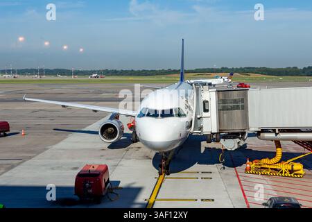 Amburgo, Germania - 17 luglio 2014: Aerei Lufthansa al gate pronti per l'imbarco. Foto Stock