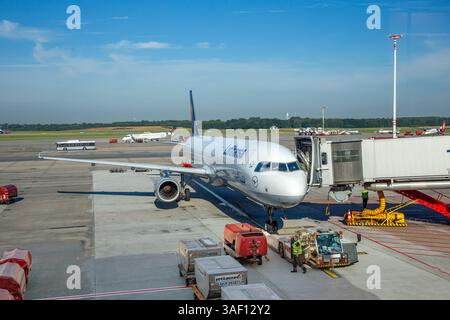 Amburgo, Germania - 17 luglio 2014: Aerei Lufthansa al gate pronti per l'imbarco. Foto Stock