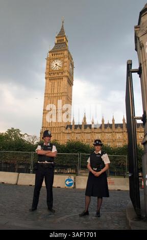 23 settembre 2005; Londra, Inghilterra, Regno Unito; il Big Ben è uno dei monumenti più famosi di Londra. I quattro quadranti dell'orologio hanno una superficie di 23 piedi quadrati, la lancetta dei minuti è lunga 14 piedi e le cifre sono alte 2 piedi. Regolato minuziosamente con una pila di monete poste sull'enorme pendolo, il Big Ben è un eccellente cronometro, che raramente si è fermato. Il nome Big Ben in realtà non si riferisce alla torre dell'orologio stessa, ma alla campana di tredici tonnellate appesa al suo interno. La campana prende il nome dal primo commissario delle opere, Sir Benjamin Hall. Polizia metropolitana di Londra in primo piano. Credito obbligatorio: Foto di Ruaridh Stewart/ZUM Foto Stock