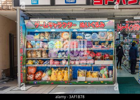 Tokyo, Giappone - 19 marzo 2023: Giocattoli per bambini offerti in un rack nel centro di Tokyo. Foto Stock