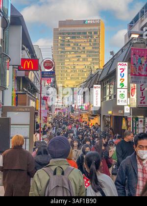 Tokyo, Giappone - 19 marzo 2023: Persone nella zona pedonale affollata di Tokyo. Foto Stock