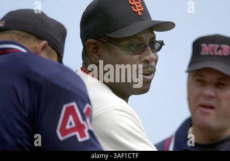 I San Francisco Giants Dusty Baker con gli arbitri prima della partita contro i Florida Marlins al Pacific Bell Park di San Francisco, CALIFORNIA, mercoledì pomeriggio. 8/22/00 (Sacramento Bee/Jose M. Osorio) Sacramento Bee/ZUMA Press Foto Stock