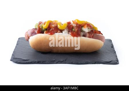 Hot dog di Sonora. Tradizionale hot dog messicano isolato su sfondo bianco Foto Stock