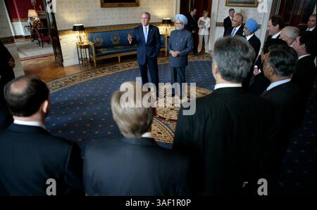 18 luglio 2005; Washington, DC, USA; il presidente GEORGE W. BUSH si trova in piedi con il primo ministro indiano MANMOHAN SINGH, nella stanza blu della Casa Bianca lunedì 18 luglio 2005, mentre visitano i membri del CEO Forum USA-India. Credito obbligatorio: Foto di Eric Draper/White House Photo/ZUMA Press. (©) Copyright 2005 di Eric Draper/White House Photo Foto Stock