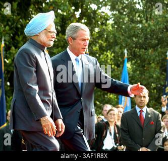 18 luglio 2005; Washington, DC, USA; il primo ministro indiano MANMOHAN SINGH visita il presidente degli Stati Uniti GEORGE W. BUSH alla Casa Bianca di Washington DC. il primo ministro indiano è in visita di tre giorni negli Stati Uniti. Credito obbligatorio: Foto di PIB/ZUMA Press. (©) Copyright 2005 di PIB Foto Stock