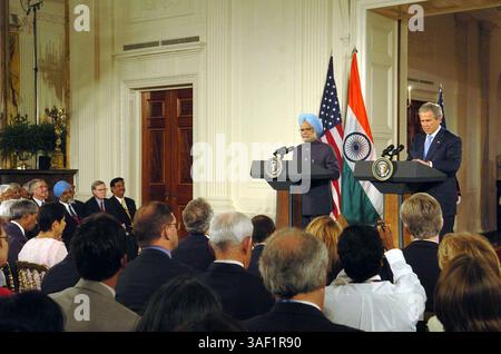 18 luglio 2005; Washington, DC, USA; il primo ministro indiano MANMOHAN SINGH con il presidente degli Stati Uniti GEORGE W. BUSH tiene una conferenza stampa alla Casa Bianca di Washington DC. il primo ministro indiano è in visita di tre giorni negli Stati Uniti. Credito obbligatorio: Foto di PIB/ZUMA Press. (©) Copyright 2005 di PIB Foto Stock