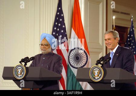 18 luglio 2005; Washington, DC, USA; il primo ministro indiano MANMOHAN SINGH con il presidente degli Stati Uniti GEORGE W. BUSH tiene una conferenza stampa alla Casa Bianca di Washington DC. il primo ministro indiano è in visita di tre giorni negli Stati Uniti. Credito obbligatorio: Foto di PIB/ZUMA Press. (©) Copyright 2005 di PIB Foto Stock
