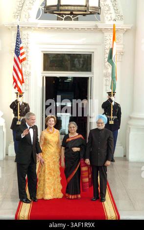 18 luglio 2005; Washington, DC, USA; il presidente DEGLI STATI UNITI GEORGE W. BUSH (L) e la First LADY LAURA BUSH posano per le fotografie con il primo ministro indiano MANMOHAN SINGH (R) e sua moglie GURSHARAN KAUR al grande foyer della Casa Bianca il 18 luglio 2005 a Washington, DC. Il primo ministro indiano è in visita di tre giorni negli Stati Uniti. Credito obbligatorio: Foto di PIB/ZUMA Press. (©) Copyright 2005 di PIB Foto Stock