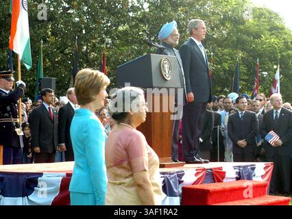 18 luglio 2005; Washington, DC, USA; il primo ministro indiano MANMOHAN SINGH con il presidente degli Stati Uniti GEORGE W. BUSH alla Casa Bianca di Washington DC. il primo ministro indiano è in visita di tre giorni negli Stati Uniti. Credito obbligatorio: Foto di PIB/ZUMA Press. (©) Copyright 2005 di PIB Foto Stock