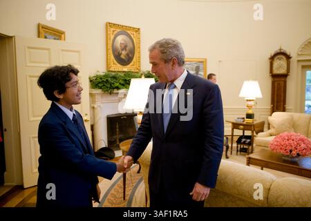 18 luglio 2005; Washington, DC, USA; il presidente GEORGE W. BUSH incontra il campione nazionale di spelling bee Scripps del 2005 presso l'Ufficio ovale. Credito obbligatorio: Foto di Eric Draper/White House Photo/ZUMA Press. (©) Copyright 2005 di Eric Draper/White House Photo Foto Stock