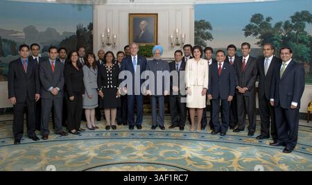 18 luglio 2005; Washington, DC, USA; il presidente GEORGE W. BUSH e il primo ministro indiano MANMOHAN SINGH posero con incaricati indiani nell'amministrazione Bush nella sala di ricevimento diplomatica della Casa Bianca. Credito obbligatorio: Foto di Eric Draper/White House Photo/ZUMA Press. (©) Copyright 2005 di Eric Draper/White House Photo Foto Stock