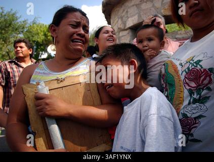27 giugno 2005; Nuevo Laredo , MESSICO; VERONICA HERNANDEZ piange per il marito scomparso, Omar Rodriguez Hernandez, insieme a suo figlio, OMAR RODRIGUEZ HERNANDEZ, 9 anni, da una struttura dell'esercito messicano dove le vittime rapite a Nuevo Laredo che erano state trattenute per riscatto sono state prese dopo il loro salvataggio. Stavano aspettando notizie sui loro marito e padre. Credito obbligatorio: Foto di Billy Calzada/San Antonio Express-News/ZUMA Press. (©) Copyright 2005 di Billy Calzada/San Antonio Express-News Foto Stock