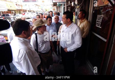 27 giu. 2005; Nuevo Laredo , MESSICO; EUGENIO HERNANDEZ FLORES, governatore Tamaulipas, giusto, parla con l'americano Jeff Brather nella striscia turistica di Nuevo Laredo, nella speranza di infondere fiducia che gli americani possano visitare in sicurezza questa città di confine, colpita dalla violenza e dalla criminalità legata al traffico di droga. Credito obbligatorio: Foto di Billy Calzada/San Antonio Express-News/ZUMA Press. (©) Copyright 2005 di Billy Calzada/San Antonio Express-News Foto Stock